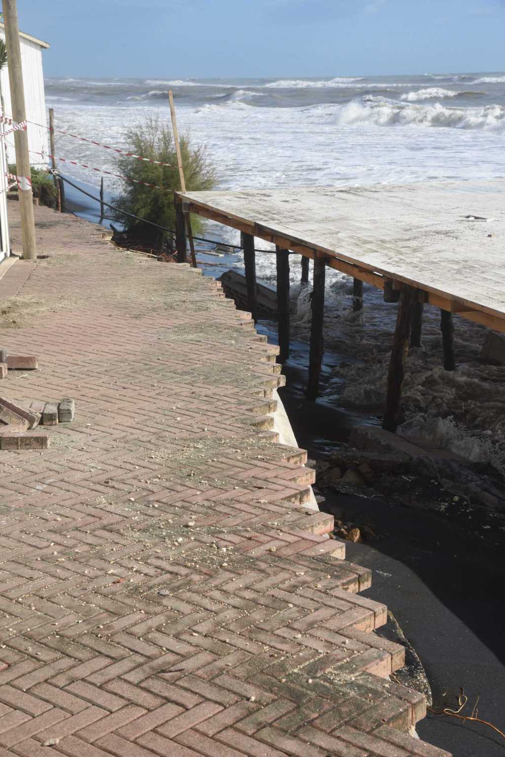 Moria di cefali e forte mareggiata di libeccio su Ostia